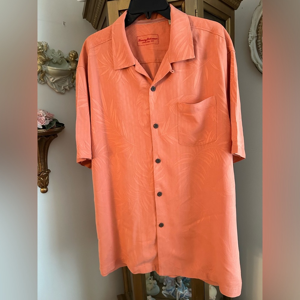 Tommy Bahama excellent condition men’s 100% silk button down shirt size L